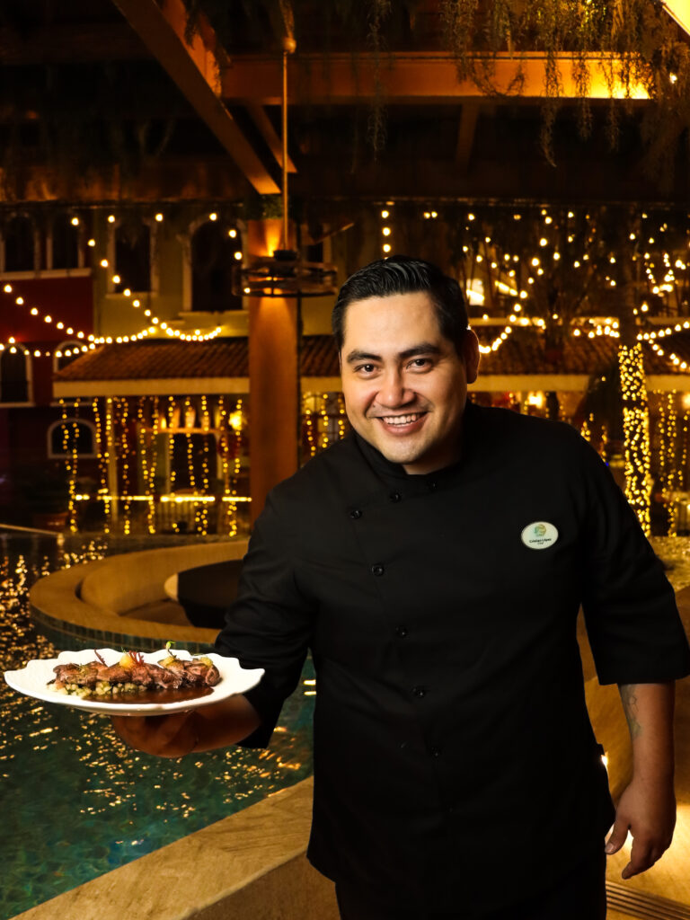 Chef Cristian López presentando creación gastronómica en Noroc Puerto Vallarta